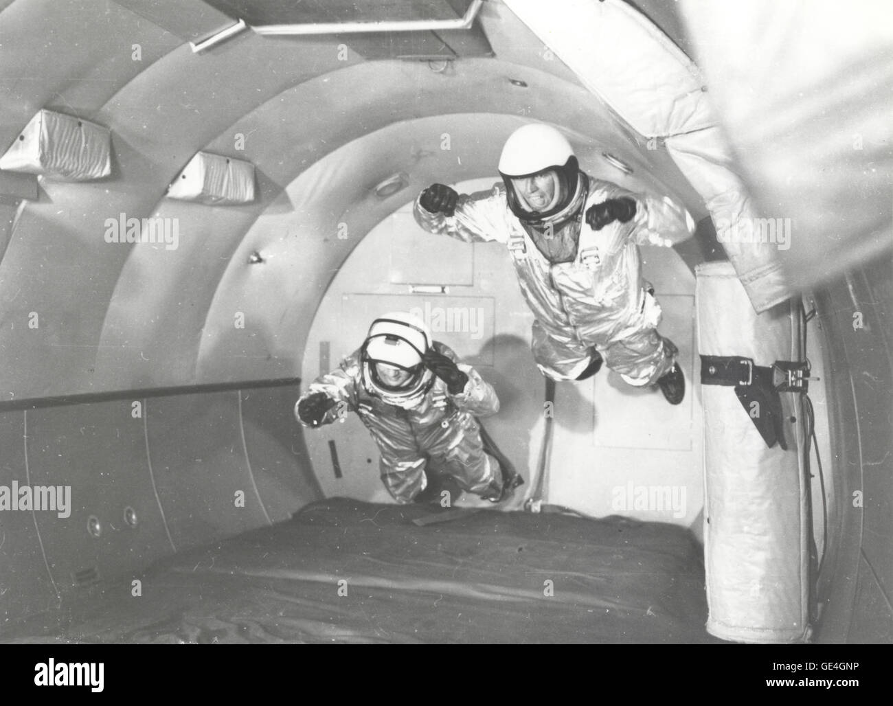 (1959) Les astronautes en apesanteur simulée en vol d'avions C-131 "zero-g" à trajectoire Wright Air Development Center. Les vols en apesanteur sont une nouvelle forme d'entraînement pour les astronautes de mercure et les vols paraboliques que brièvement au-delà de l'ensemble remorqueur de gravité continuent à être utilisées pour les vols spatiaux aux fins de la formation. Ces vols sont surnommés les "vomit comet" en raison de la nausée qui est souvent induite. Image #  : B-59-349 Banque D'Images