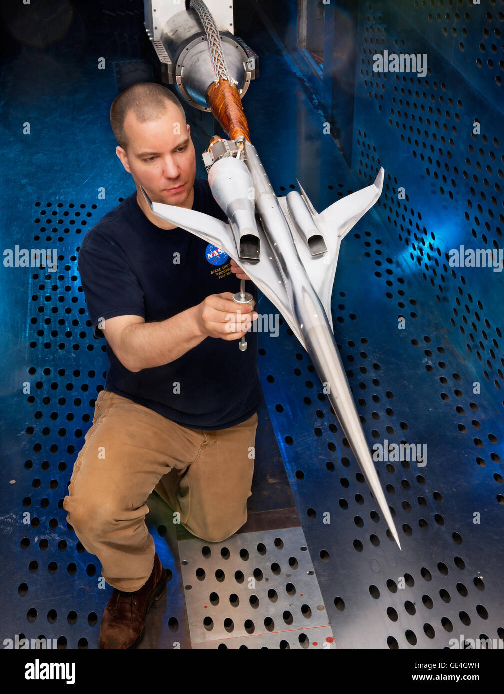 Le technicien Dan Pitts inspecte une maquette à 1,79 % à l'échelle d'un avion Boeing avec des nacelles traversantes dans la soufflerie supersonique de 8 x 6 pieds de la NASA au Glenn Research Center. Banque D'Images