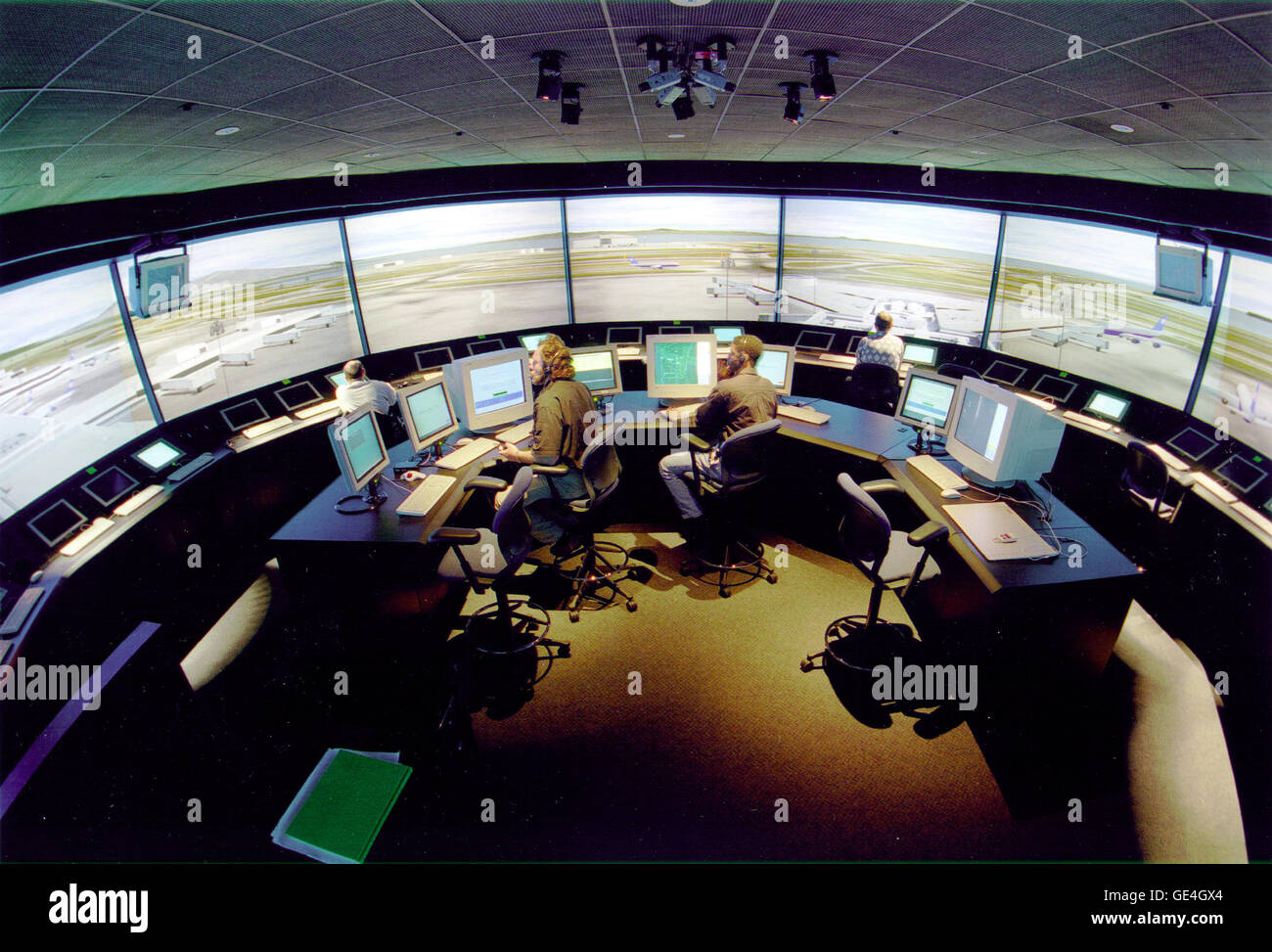 NASA's Virtual Tour de l'aéroport est situé à l'Ames Research Center, Moffett Field, en Californie. L'aéroport virtuel du Tour de 2 étages est une installation de simulation très sophistiqués, qui émulera Niveau 5 tours de contrôle du trafic aérien et les aéroports les plus achalandés. Il fournit la plate-forme pour procéder à des études sur les facteurs humains avec des résultats quantifiables en utilisant des contrôleurs du trafic aérien, des régulateurs et des gestionnaires de l'aéroport. Image #  :99-0095 ACD-1.1 Date : vers 1995 Banque D'Images