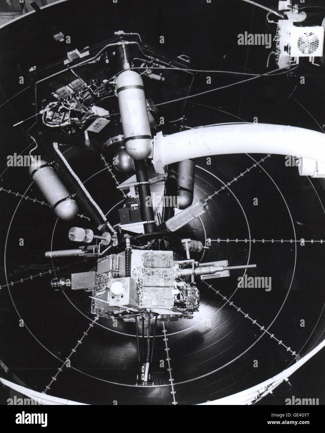 Nimbus-5, un satellite météorologique de la NASA, a subi des tests de stabilisation à l'usine de General Electric Valley Forge. Lancé en 1972, Nimbus-5 a recueilli des données sur l'atmosphère et les conditions météorologiques de la Terre, contribuant ainsi à la recherche en sciences de la Terre. Banque D'Images