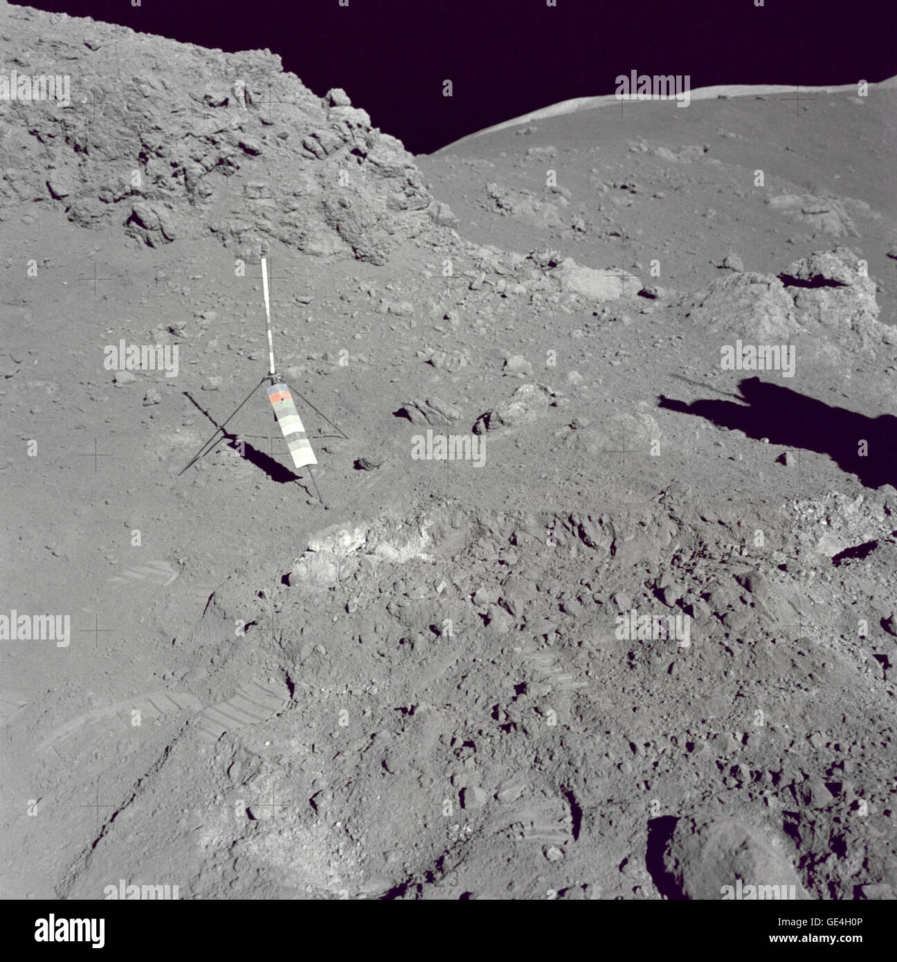 Vue de la surface au niveau de la station 4 (Shorty Crater) montrant la publicité faite autour des sols hautement orange qui l'équipage d'Apollo 17 sur la lune durant la deuxième Apollo 17 activité extravéhiculaire (EVA-2) à l'atterrissage de Taurus-Littrow. Le trépied-comme objet est le gnomon et tableau photométrique assemblée qui est utilisé comme une référence photographique pour établir l'angle du soleil vertical local, l'échelle et la couleur lunaire. Le gnomon est un des outils à main de la géologie lunaire Apollo. Banque D'Images