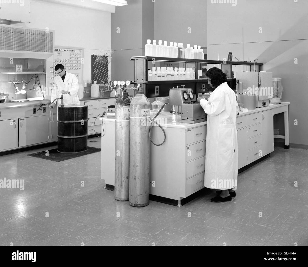 Dean Sheibley et Barbara Johnson mènent des recherches chimiques au laboratoire de chimie de Plum Brook en 1961, avant l'arrêt du réacteur. Le laboratoire faisait partie du Glenn Research Center de la NASA. Banque D'Images