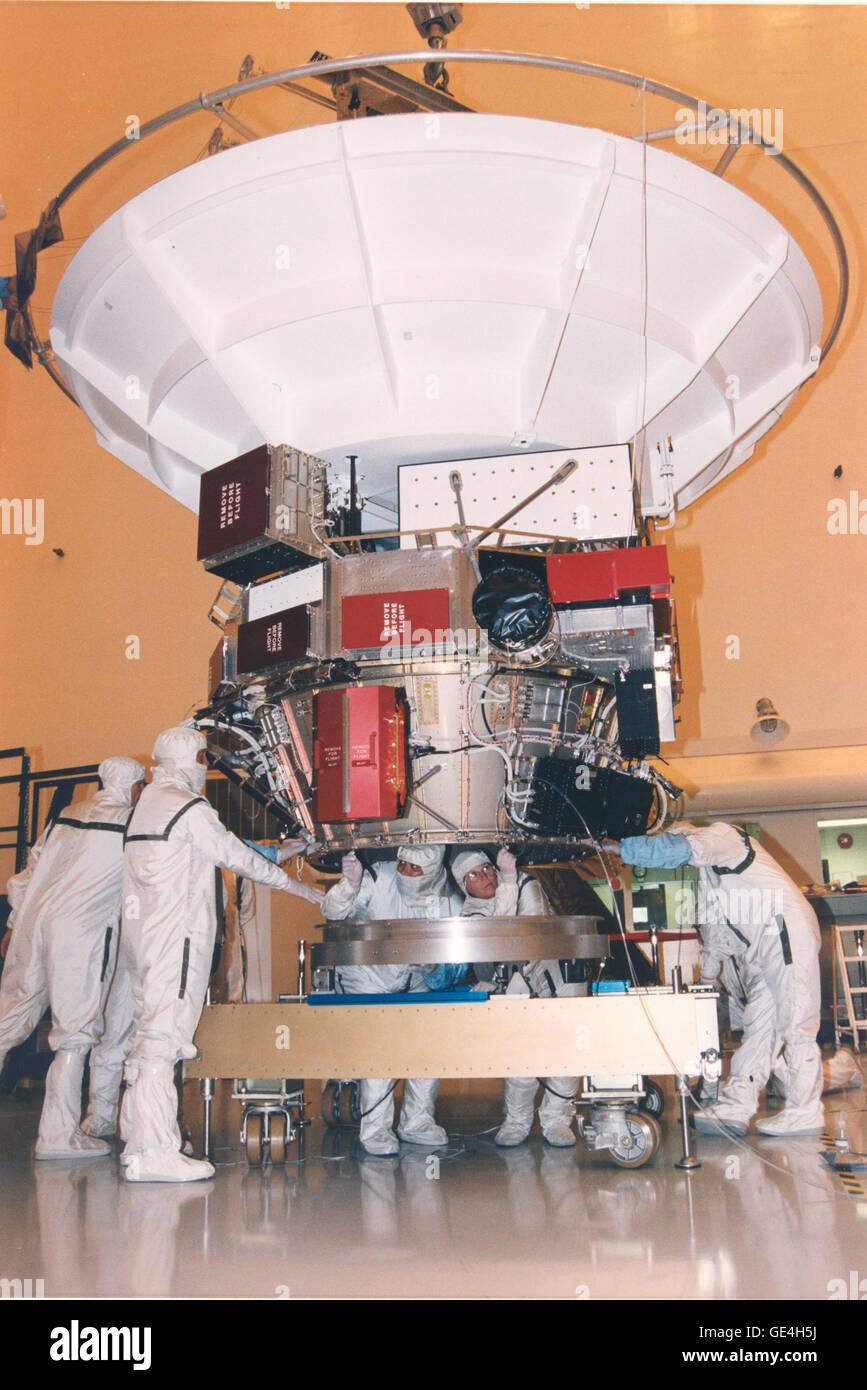 Jet Propulsion Laboratory (JPL), des techniciens nettoyer et préparer  l'équipement supérieur module pour l'accostage avec le module de propulsion  nucléaire sous-systèmes de l'orbiteur Cassini dans l'établissement de  services dangereux charge utile au