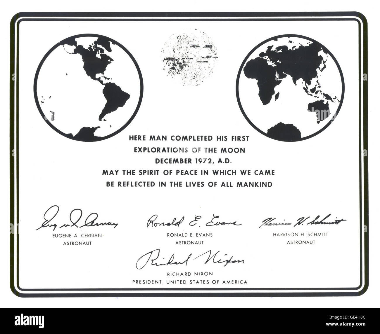 (12 décembre 1972) Cette image est une reproduction de la plaque photographique que les astronautes d'Apollo 17 sur la lune à gauche la Taurus-Littrow site d'atterrissage. Apollo 17 était la dernière mission d'atterrissage lunaire de la NASA dans le programme Apollo. La plaque commémorative a été dévoilée à l'issue de la troisième activité extravéhiculaire (EVA-3). La plaque est en acier inoxydable mesurant neuf par 7 et 5 des 7/8 pouces, et un seizième de pouce d'épaisseur. Il a été attaché à l'échelle sur le train d'atterrissage béquille sur l'étape de descente du module lunaire Apollo 17 "Challenger." Image #  : 72-H-1541 Banque D'Images