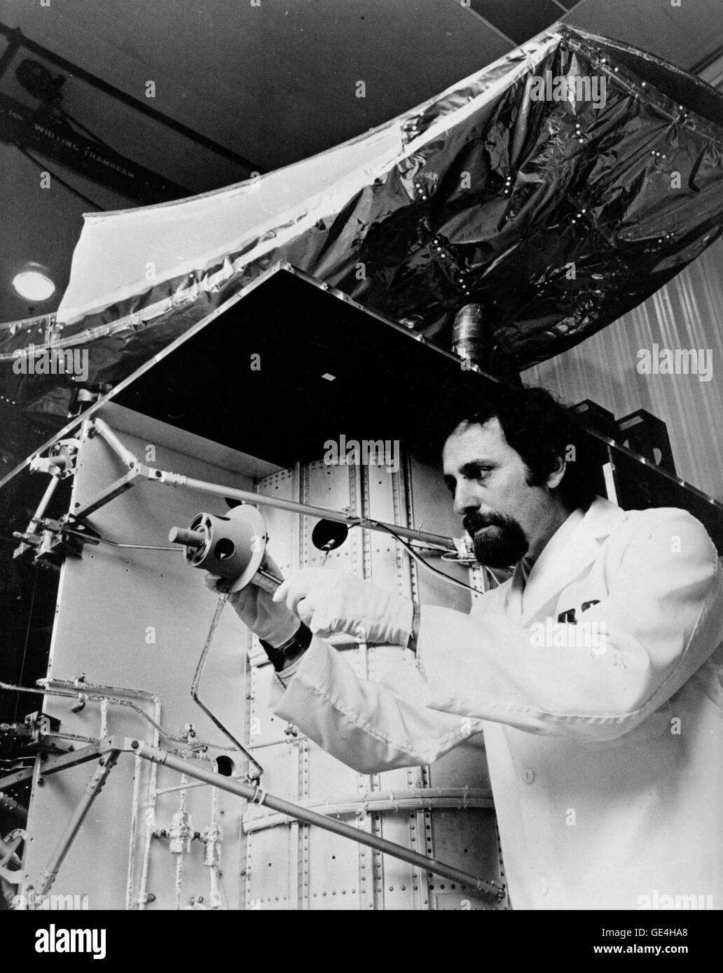 (10 décembre 1975) Ingénieur RCA, Joel Bacher, ajuste un propulseur de propulsion sur un satellite de communication. Les propulseurs ont été conçus pour permettre à l'engin spatial à maintenir une bonne maîtrise de l'altitude après qu'il avait atteint une orbite synchrone 22 000 milles sur Terre. L'illustration est un satellite Satcom communication domestique RCA satellite qui a été lancé le 13 décembre 1975. Le satellite a été construit par RCA Global Communication, Inc. et RCA Alaska Communications, Inc. Ce satellite de communication intérieure a stimulé l'industrie de la télévision par câble à des sommets sans précédent avec l'aide d'une société kn Banque D'Images