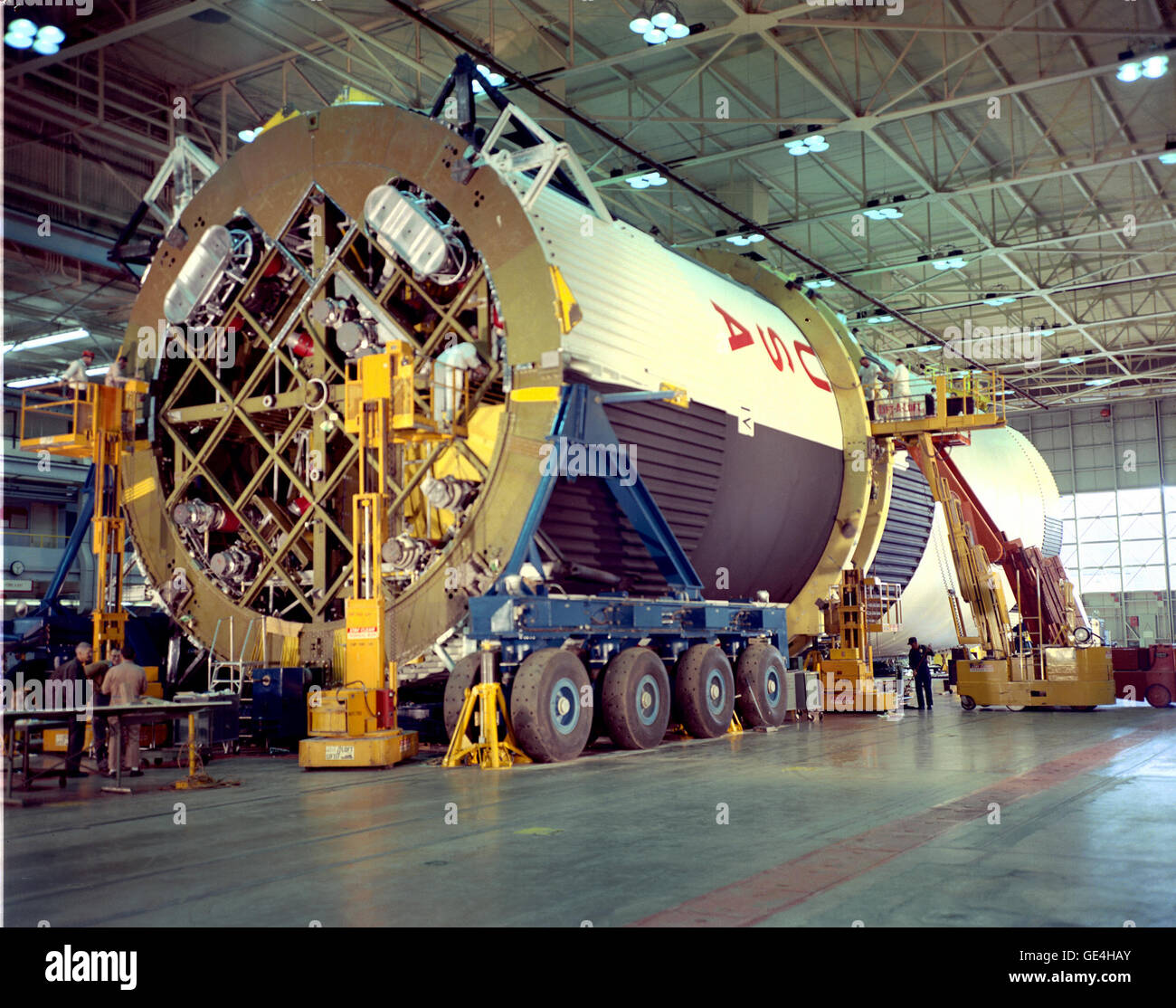 L'ensemble réservoir à carburant de S-1C-T (la première étape de la Saturn V test vehicle) a été associé à l'oxygène liquide (LOX) réservoir à MSFC. Saturn V cinq premières étapes (trois pour des tests au sol et deux pour le vol), qui ont été fabriquées à MSFC à Huntsville, Alabama. S-1C-T a été tiré sur test MSFC avec cinq moteurs F-1 installé, chaque pays en développement 1,5 millions de livres de poussée. Dans l'essai dynamique Stand à MSFC, la Saturn V véhicule de test avec l'engin spatial au-dessus, a subi plus de 450 heures de secousses pour recueillir des données. Image #  : 6416666 Banque D'Images