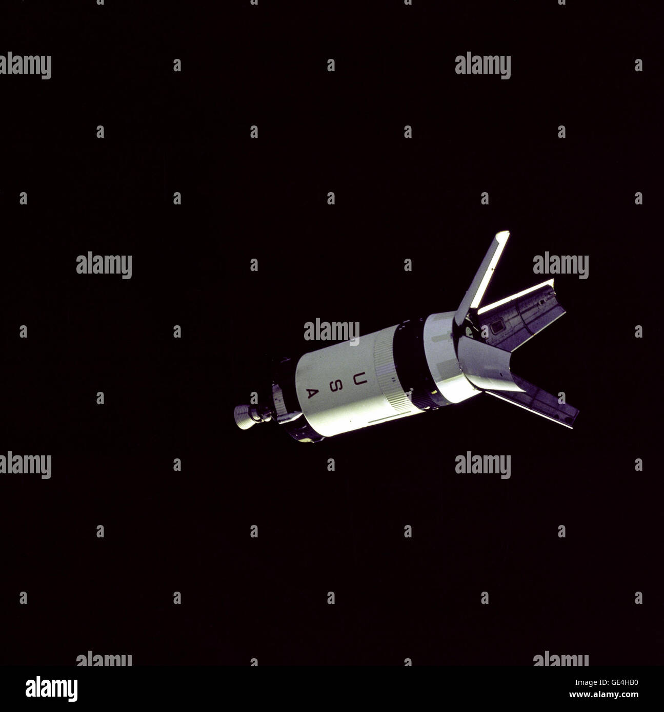 (11 octobre 1968), joint à la Saturn IV-B, l'adaptateur du module lunaire quatre écrans sont rentrés à la position complètement ouverte. C'est là que le module lunaire (LM) est mémorisé pendant le lancement. Dans le cadre de missions nécessitant l'utilisation d'un LM, les quatre panneaux serait rétracté et larguée avant de rendez-vous et d'amarrage. Cette photo a été prise au cours de la mission Apollo 7, lorsqu'aucun module lunaire a été adoptée. La SIV-B a volé comme l'étape de la deuxième étape sur une fusée Saturn IB. Il est aussi utilisé comme la troisième étape sur le Saturne V. La mission Apollo 7 a été conçu pour tester l'Apollo et le module de commande de service savs Banque D'Images