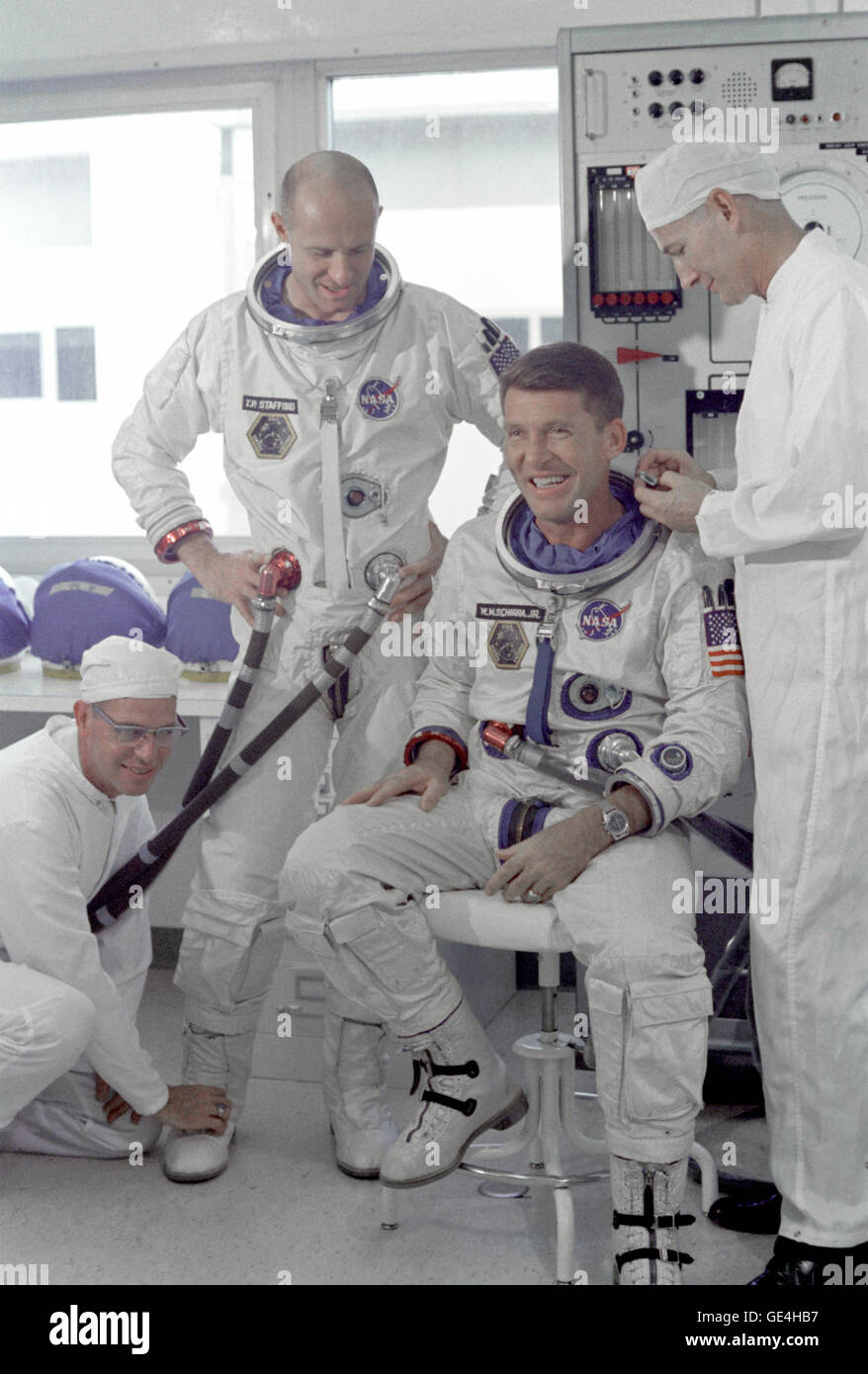(20 octobre 1965) Les astronautes Walter M. Schirra Jr. (assis), commande pilote, et Thomas P. Stafford, pilote, Gemini 6 premier équipage, passer par des exercices aide en préparation de leur prochain vol. La fonction de techniciens sont James Garrepy (à gauche) et Joe Schmitt. Image #  : S65-56190 Banque D'Images