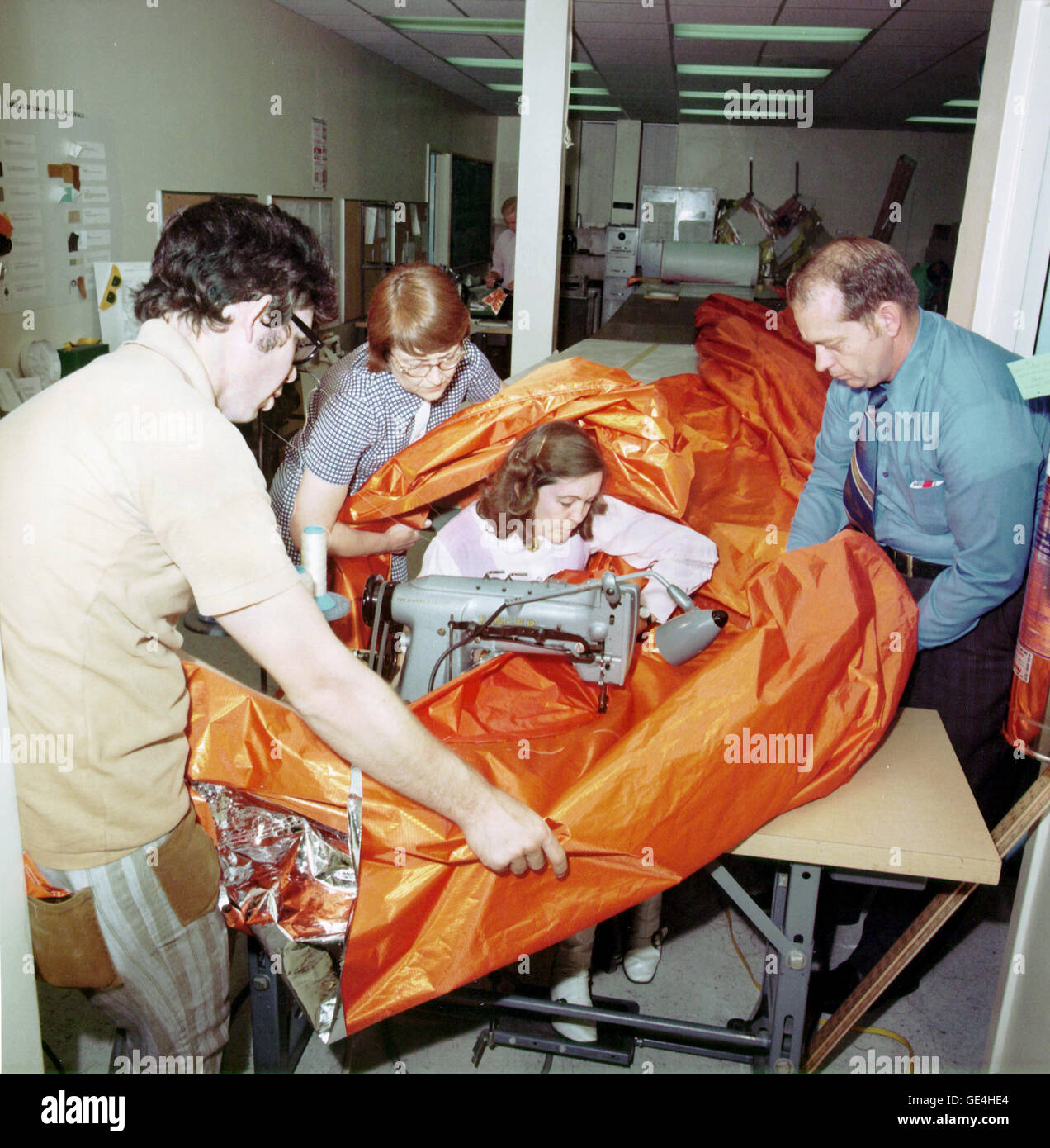 Cette image montre la fabrication d'un pare-soleil pour l'atelier orbital (OWS) de Skylab, conçu pour protéger la station des rayonnements solaires nocifs. Le pare-soleil comporte un matériau à trois couches de mylar aluminisé, de nylon laminé ripstop et de nylon pour assurer une protection maximale pendant les missions spatiales. Banque D'Images