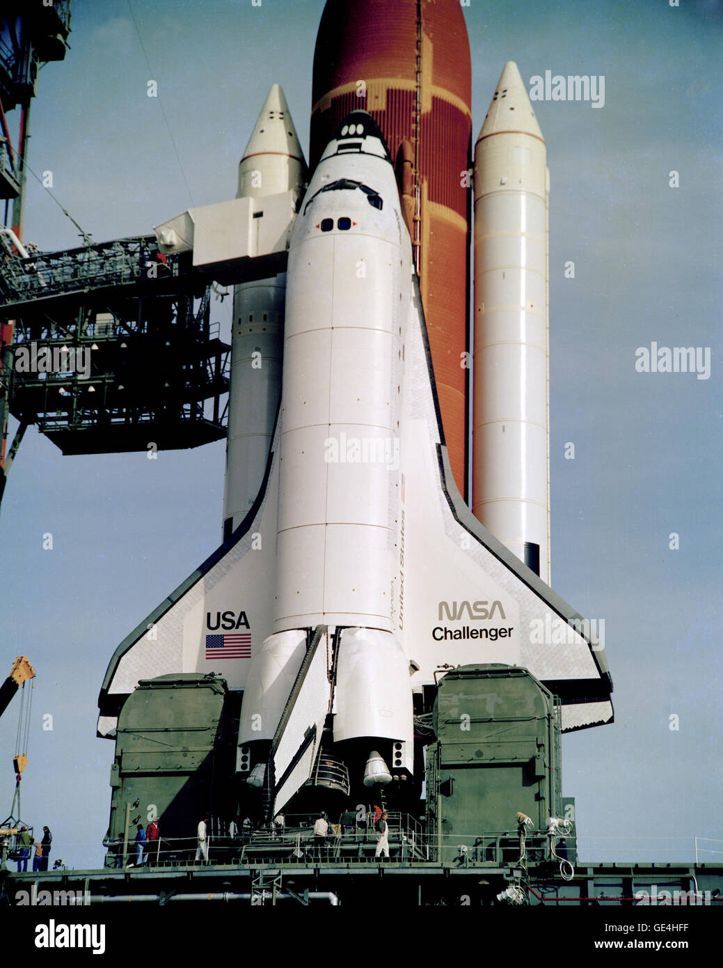 Une photographie de la navette spatiale Challenger en vol, montrant son design emblématique et son importance pour la mission avant son explosion tragique en 1986. Banque D'Images