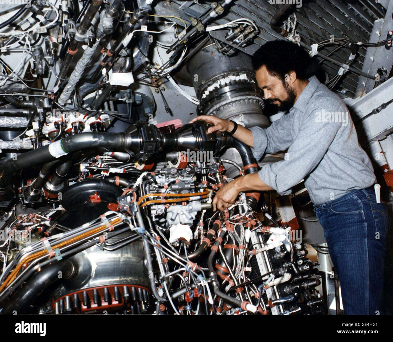 Un technicien s'occupe de l'entretien d'un moteur principal de Navette SSME), (pour le préparer pour le test à la John C. Stennis Space Center. Banque D'Images