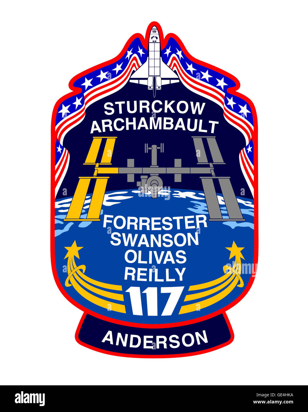 Une photographie de la mission STS-117, capturant une sortie dans l'espace à l'extérieur de la Station spatiale internationale, montrant des astronautes engagés dans des tâches pendant le vol spatial. Banque D'Images