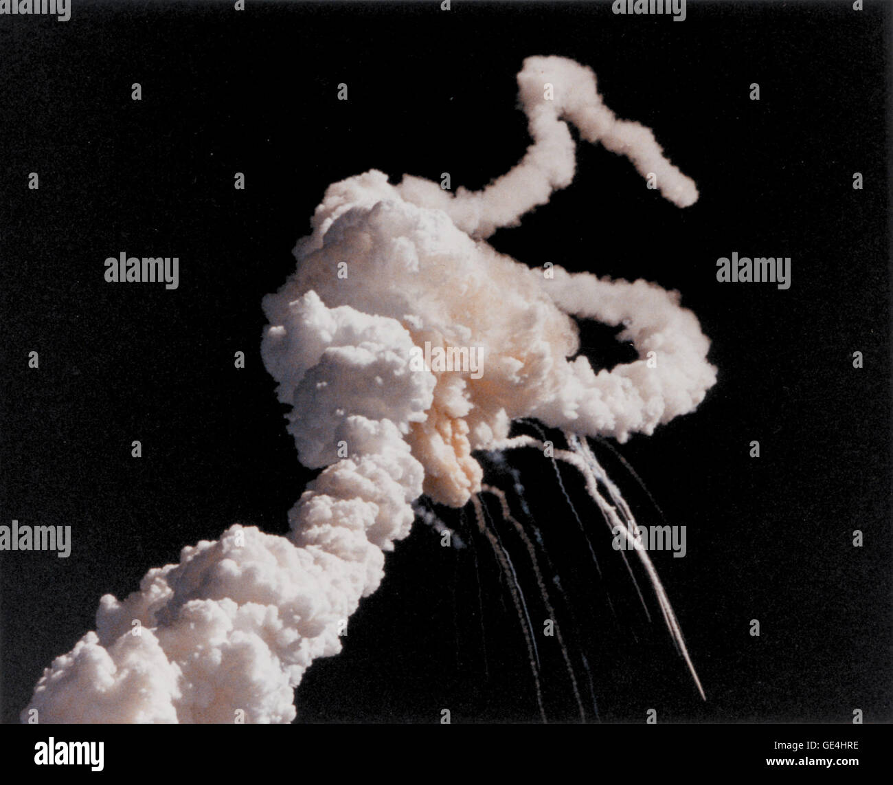 Cette photographie capture le moment après la catastrophe de la navette spatiale Challenger le 28 janvier 1986. L'image montre les conséquences de l'explosion, avec des panaches d'échappement entrelacés avec du gaz provenant du réservoir externe de la navette. Cet événement tragique a marqué un moment charnière dans l'histoire de l'exploration spatiale. Banque D'Images