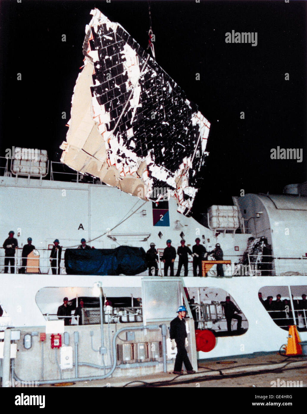 Le 28 janvier 1986, la navette spatiale Challenger a tragiquement explosé après son lancement. Cette photographie montre la récupération de débris de navette par la Garde côtière américaine et la Marine, alors que des fragments ont été transportés pour enquête à Cape Canaveral. Banque D'Images