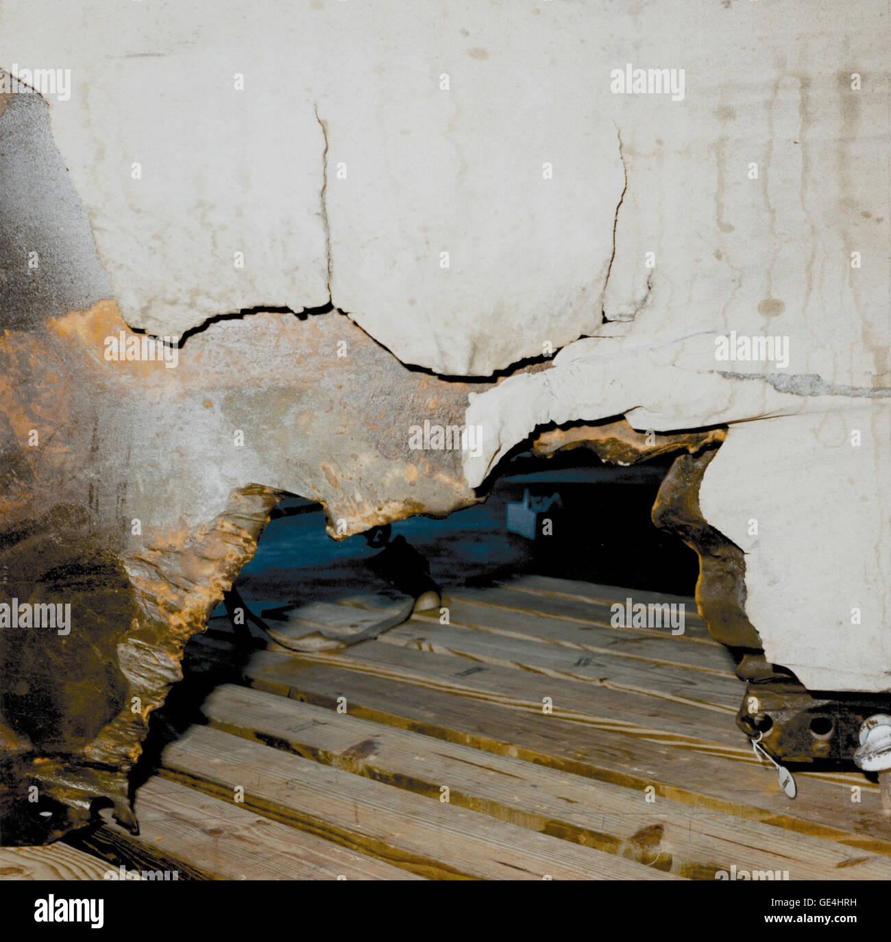 L'image montre le trou brûlé dans le moteur droit Solid Rocket de la navette spatiale Challenger, causé par un incendie de propergol pendant la mission STS-51-L. L'incendie a rompu le joint torique, conduisant à l'explosion mortelle peu de temps après le lancement le 28 janvier 1986. Banque D'Images