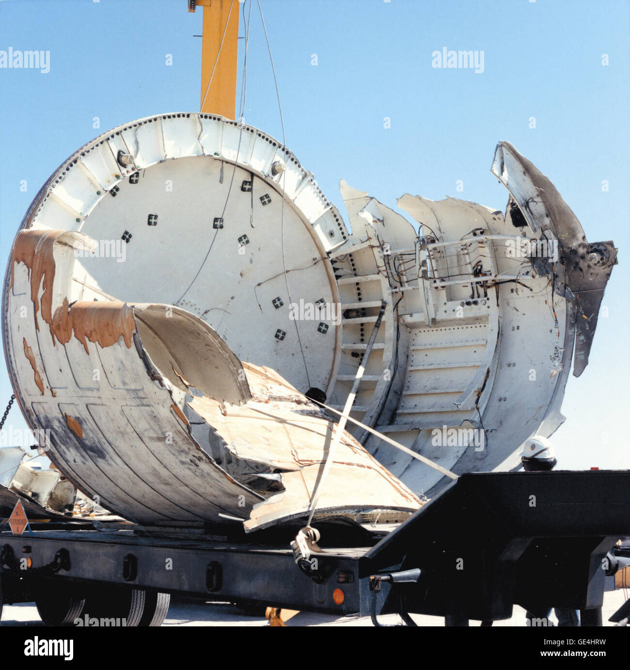 Cette image montre la jupe avant du Solid Rocket Booster (SRB) droit de la navette spatiale Challenger. Le SRB était un composant clé du système de propulsion de la navette, transférant les charges de poussée et abritant l'instrumentation critique. La catastrophe du Challenger s'est produite le 28 janvier 1986, lorsque la navette a explosé peu après le lancement. Banque D'Images