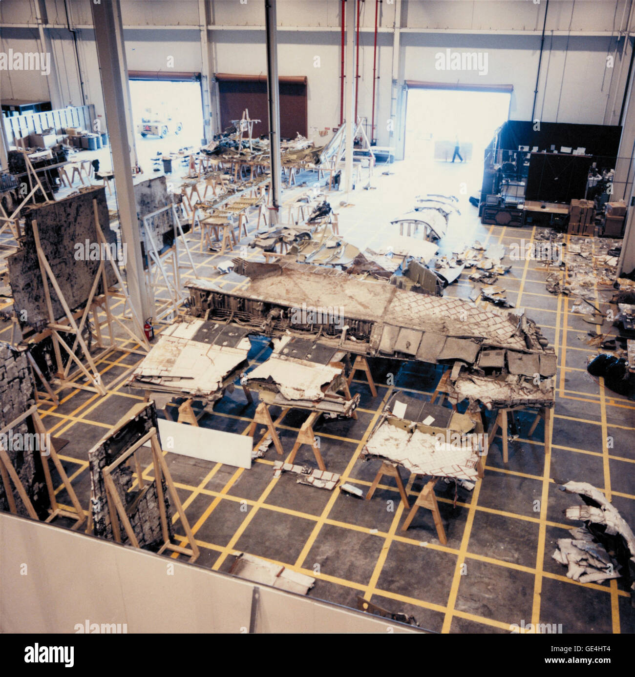 Le 28 janvier 1986, la navette spatiale Challenger explose après un dysfonctionnement du Solid Rocket Booster, tuant les sept membres d'équipage. Après l'accident, des débris ont été récupérés au Kennedy Space Center et à Cape Canaveral pour reconstruction et analyse. Banque D'Images