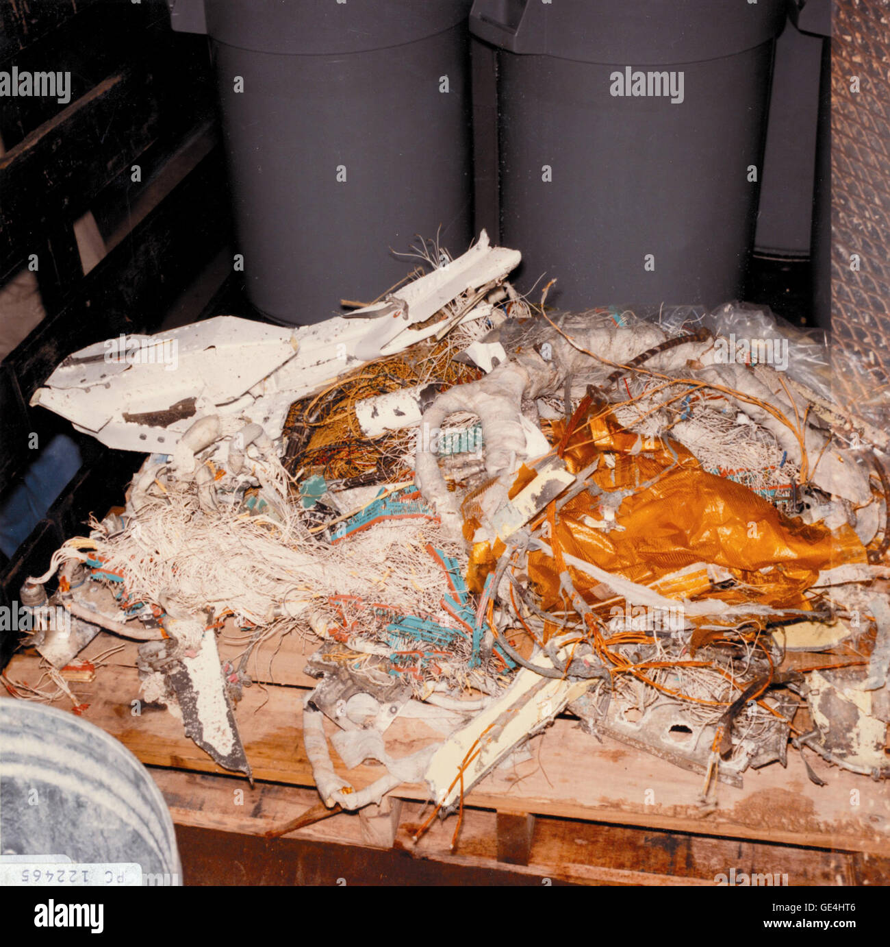 Le désastre de la navette spatiale Challenger s'est produit le 28 janvier 1986, lorsqu'un joint torique rompu a provoqué une explosion, entraînant la perte de la navette et de ses sept membres d'équipage. La charge utile de la navette, un étage supérieur inertiel (IUS) et un satellite de suivi et de relais de données (TDRS), a été récupérée dans l'océan Atlantique. L'enquête n'a révélé aucun dommage causé par le feu sur les débris, ce qui a aidé à l'enquête sur la cause. Banque D'Images