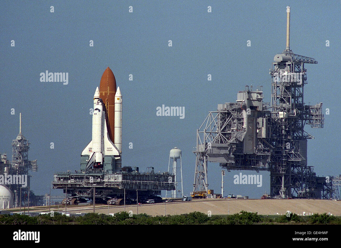 La navette spatiale Endeavour est en cours autour de l'aire de lancement 39A à lancer 39B. Le rare bouton pad a été jugé nécessaire après la contamination a été découverte dans le Payload Changeout Room au pad A. Le transfert a commencé vers midi et s'est achevée environ sept heures plus tard. Encore à venir sont les charges utiles pour la prochaine mission STS-61, le premier entretien du télescope spatial Hubble. Image #  : 93PC-1453 Banque D'Images