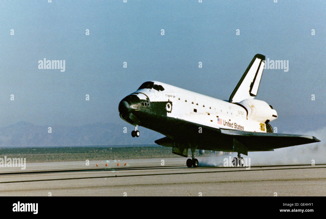 Le 24 juin 1983, la navette spatiale Challenger* a terminé sa mission STS-7 avec un atterrissage réussi à la base aérienne Edwards en Californie. La mission comprenait le premier vol spatial historique de Sally Ride, la première femme américaine dans l'espace. Cette image capture le moment emblématique de l'histoire de la navette. Banque D'Images