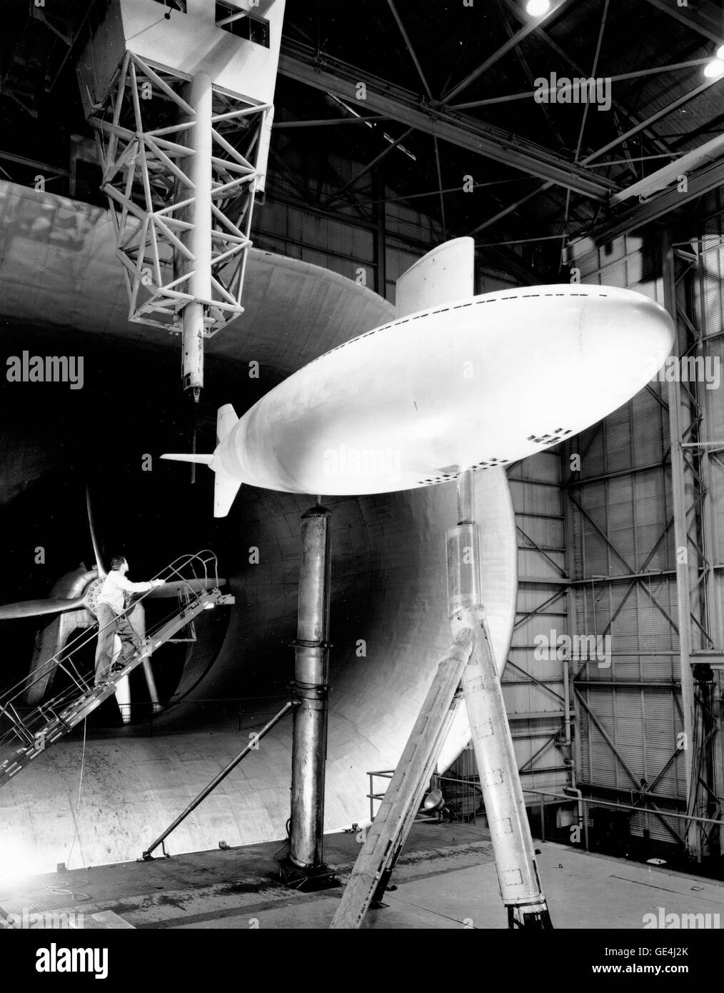 En 1950, le Langley Research Center a testé les caractéristiques de traînée de l’USS Albacore, le sous-marin le plus rapide au monde à l’époque, dans le tunnel pleine échelle 30 x 60. Le test a simulé des conditions sous-marines en utilisant de l'air à grande vitesse pour comprendre la dynamique sous-marine. Banque D'Images