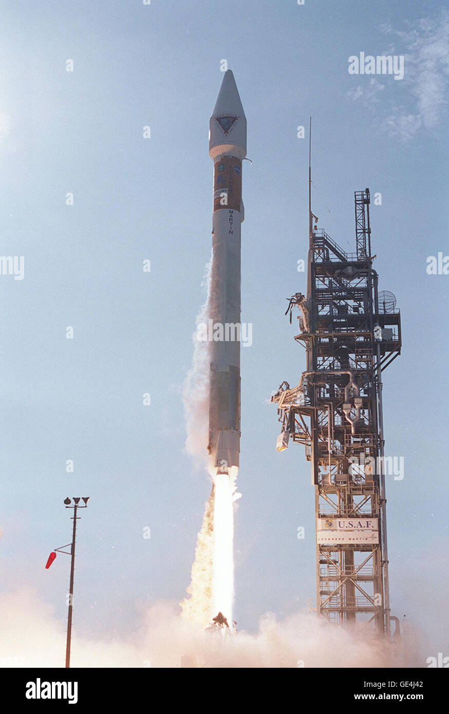 Cette image montre le TDRS-8, un satellite de communications américain lancé en 2002 pour soutenir la National Aeronautics and Space Administration (NASA) en fournissant un relais de données pour les missions spatiales. Banque D'Images Cette image montre le TDRS-8, un satellite de communications américain lancé en 2002 pour soutenir la National Aeronautics and Space Administration (NASA) en fournissant un relais de données pour les missions spatiales. Banque D'Images