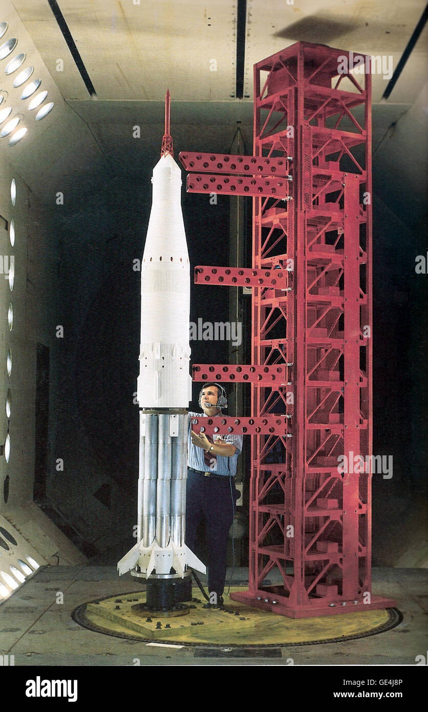 Dans cette image de 1971, une pile Apollo-Saturn I-B est positionnée sur le plateau de test et de développement (TDT) pour les essais au vent. La plaque tournante permet de tester dans toutes les directions du vent pour assurer l'intégrité structurelle et la performance dans diverses conditions. Banque D'Images