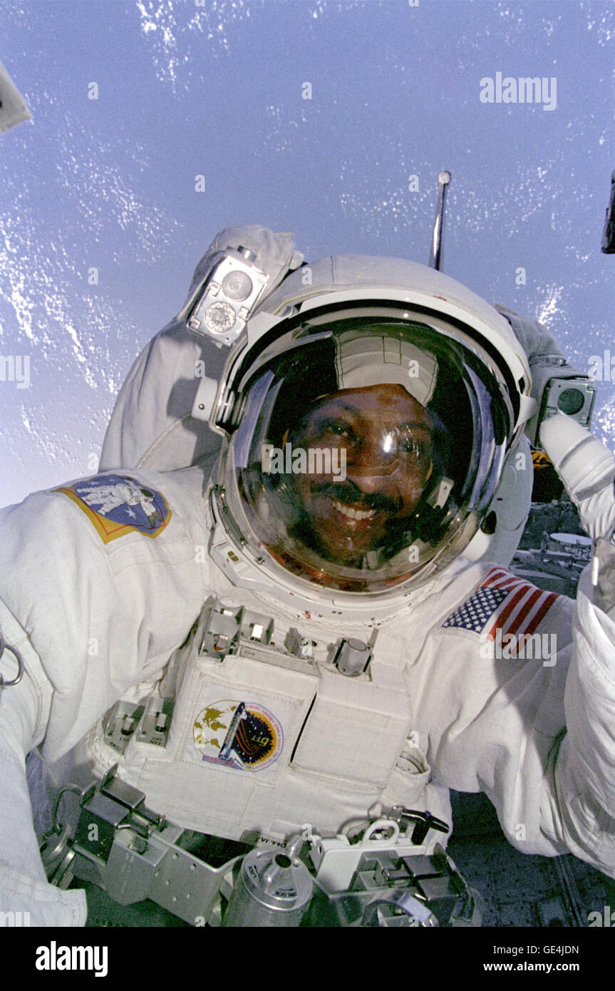 Spécialiste de mission Winston Scott comme vu de l'intérieur orbiteur Columbia effectue la deuxième activité extravéhiculaire (EVA) sur la mission STS-87. Image #  : STS087-375-015 Banque D'Images