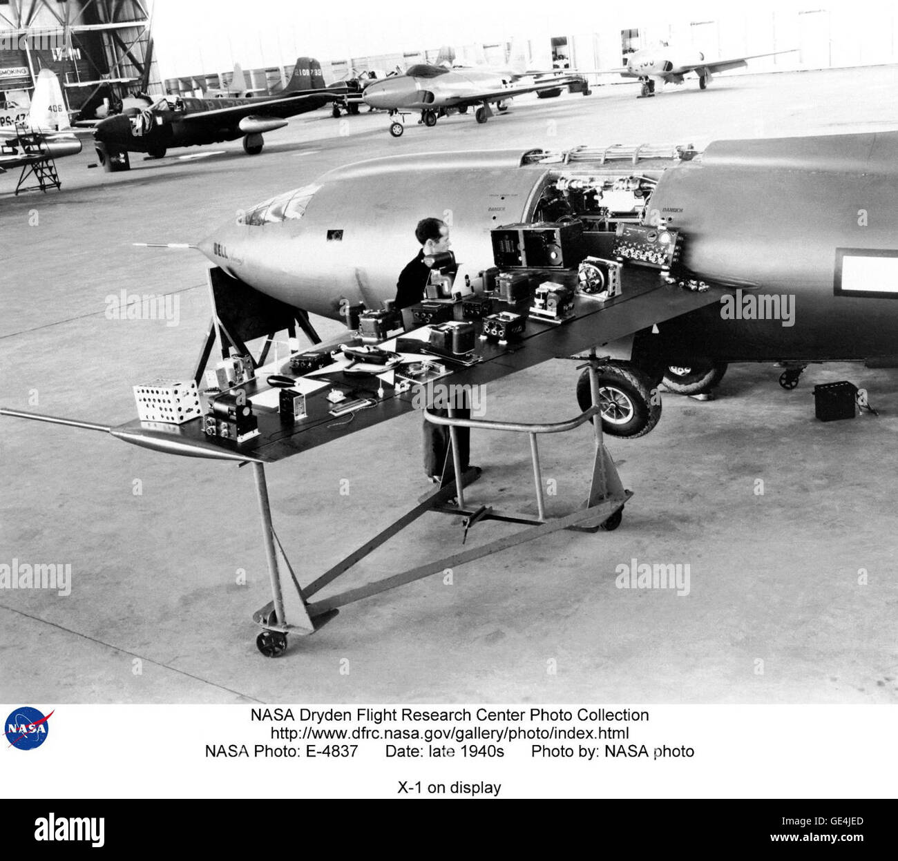 L'avion Bell X-1, connu pour avoir franchi le mur du son en 1947, est exposé comme artefact historique. Cet avion est un symbole clé de l'histoire de l'aviation et du progrès technologique au milieu du XXe siècle. Banque D'Images