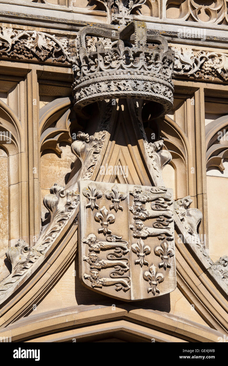 Un gros plan de la couronne royale et armoiries sur la porterie de King's College à Cambridge, Royaume-Uni. Banque D'Images