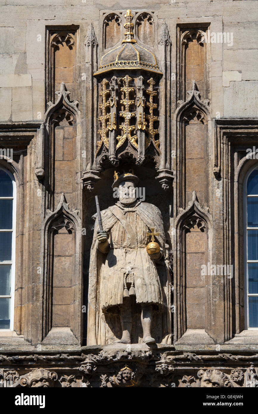 Une vue de la statue du Roi Henry VIII sur la magnifique gatehouse de Trinity College à Cambridge, Royaume-Uni. Banque D'Images