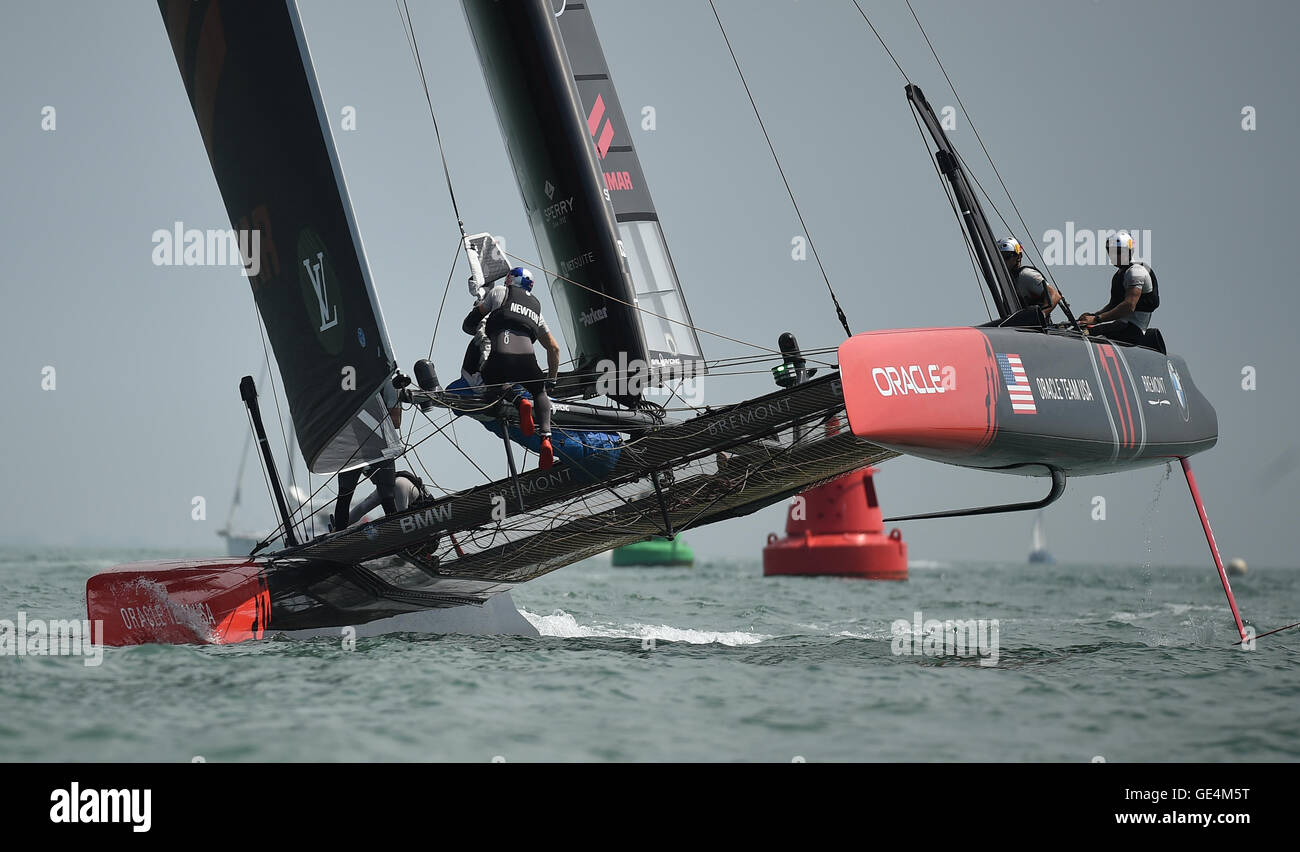 L'équipe Oracle USA au cours de l'une des courses sur deux jours de pratique de l'America's Cup Portsmouth événement. Banque D'Images