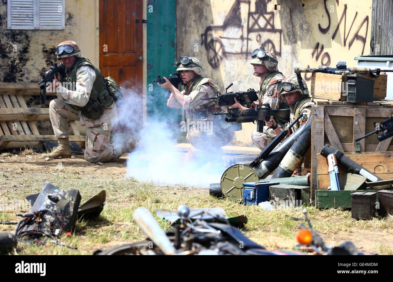 Les membres du Groupe d'histoire de soixante trois adopter de nouveau une bataille militaire américaine de 1993 dans un rapport d'échelle d'un Black-Hawk accident d'hélicoptère lors de la bataille de Mogadiscio, alors que la guerre et la paix Revival continue près de Folkestone, Kent. Banque D'Images