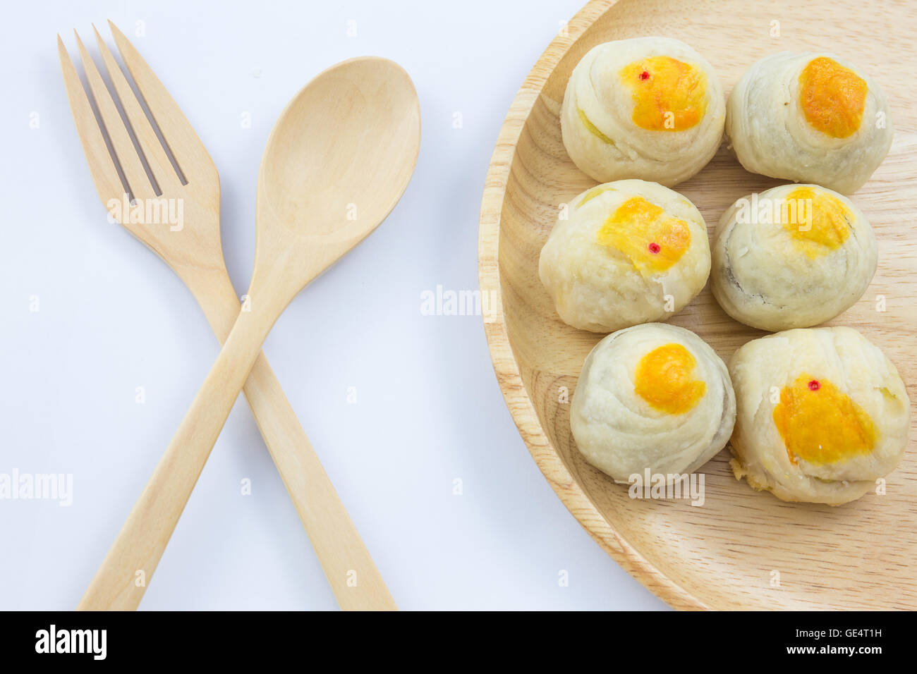 Pâte de haricot mungo chinois ou Mooncake avec oeuf sur le plat en bois cuillère et fourchette Banque D'Images