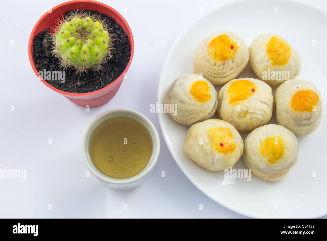 Pâte de haricot mungo chinois ou Mooncake avec oeuf sur le plat et tasse de thé vert et cactus pot Banque D'Images
