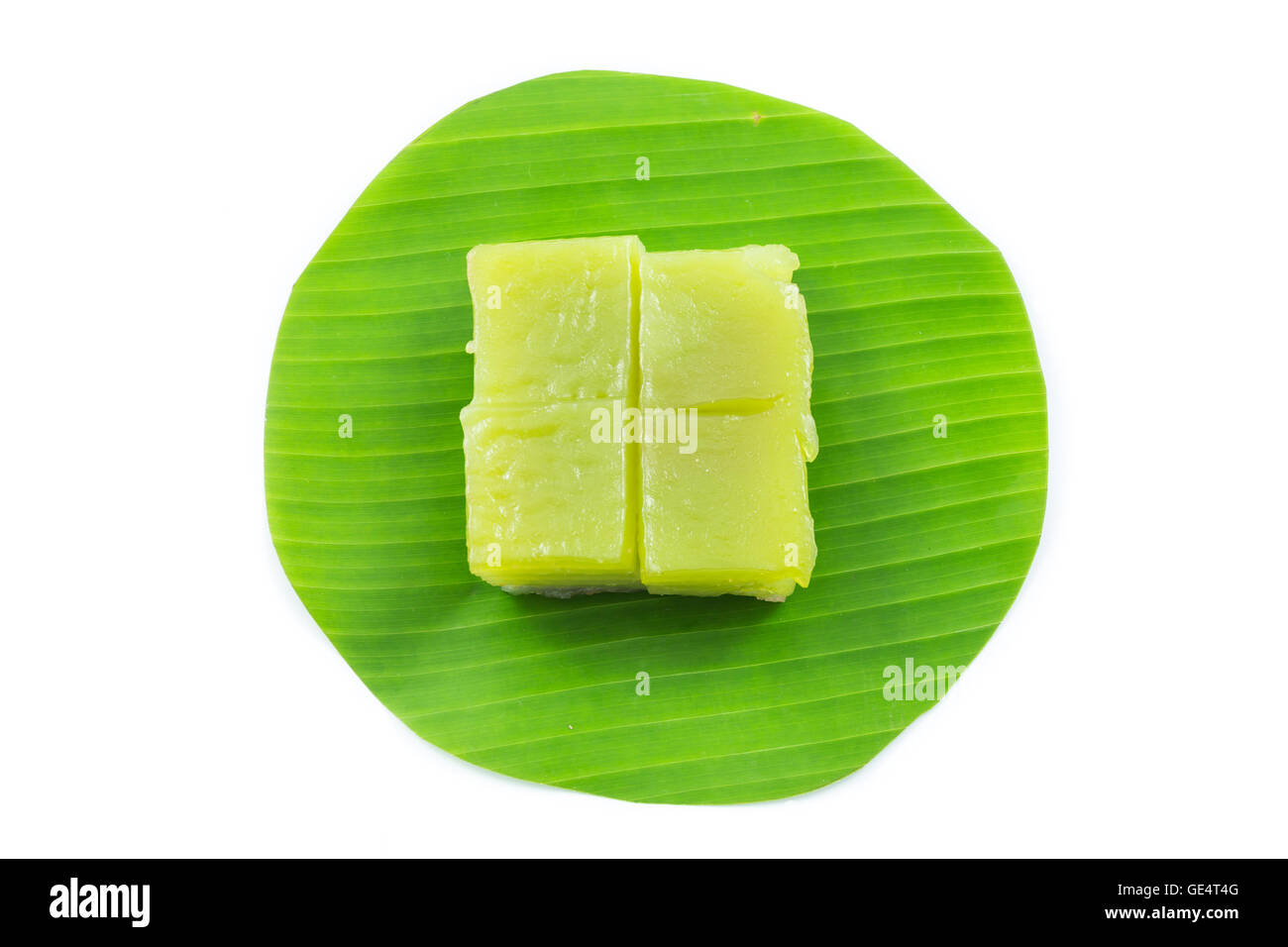 Genre de Thai sweetmeat, Multi Layer Cake sucré (Kanom Chan) sur des feuilles de banane au fond blanc Banque D'Images