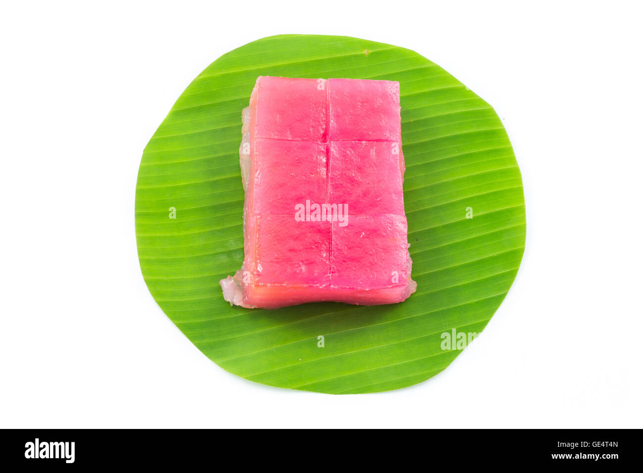 Genre de Thai sweetmeat, Multi Layer Cake sucré (Kanom Chan) sur des feuilles de banane au fond blanc Banque D'Images