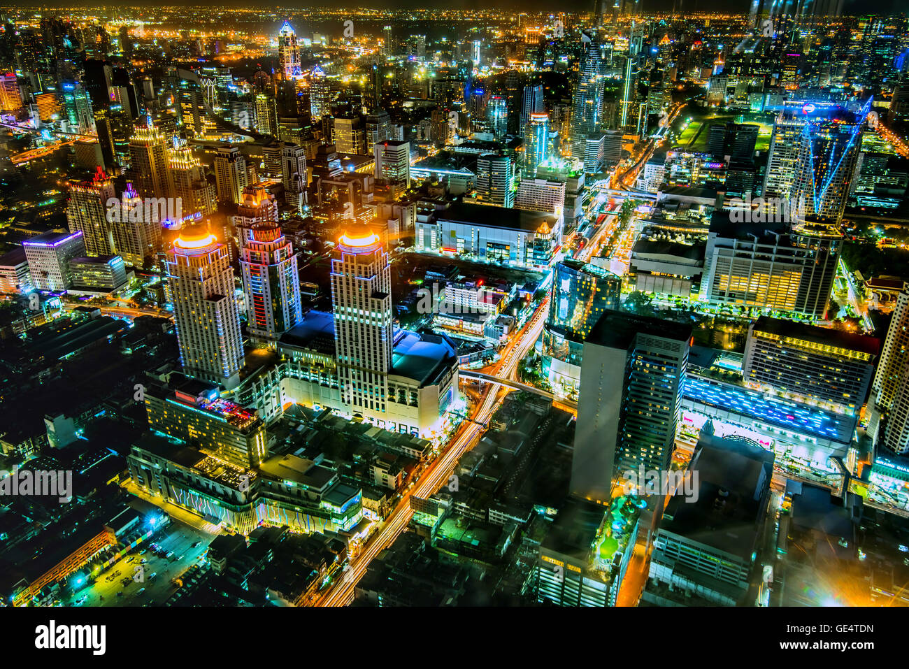 Vue sur la grande ville asiatique de Bangkok , Thaïlande à la nuit lorsque les grands gratte-ciel sont allumés Banque D'Images