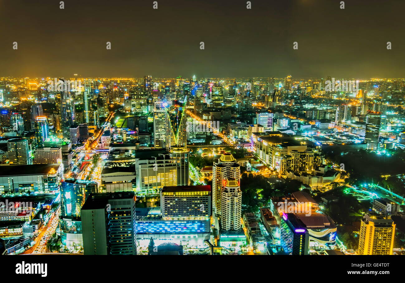 Vue sur la grande ville asiatique de Bangkok , Thaïlande à la nuit lorsque les grands gratte-ciel sont allumés Banque D'Images