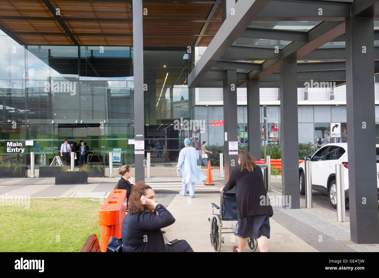 Entrée principale au Royal North Shore Hospital ( RNSH) à St Leonards Sydney, Australie, femme poussant en fauteuil roulant Banque D'Images