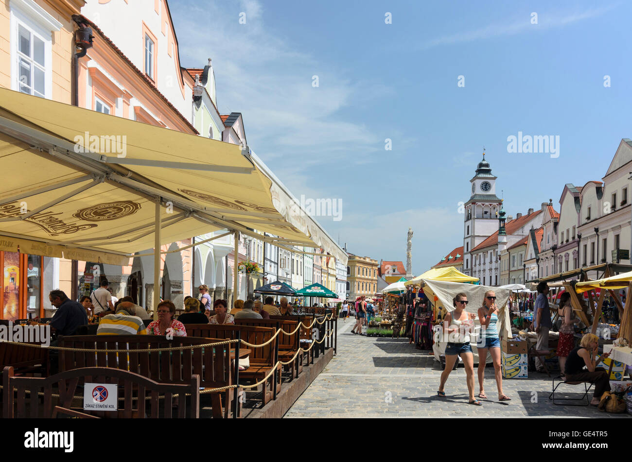 Trebon (Wittingau) : Place Masaryk avec des stands , colonne mariale et l'hôtel de ville, République tchèque, Jihocesky, Fethiye, l'Bohemi Banque D'Images