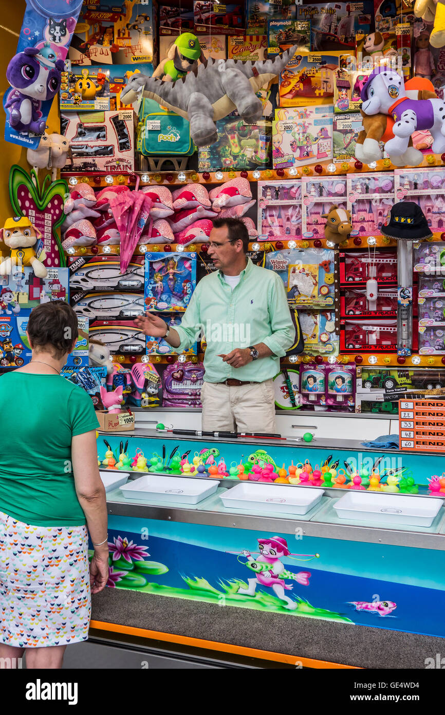 Les jouets sur l'affichage comme prix lors d'un crochet-duck / jeu Duck Pond, parc traditionnel décrochage jeu voyageant à fête foraine Banque D'Images