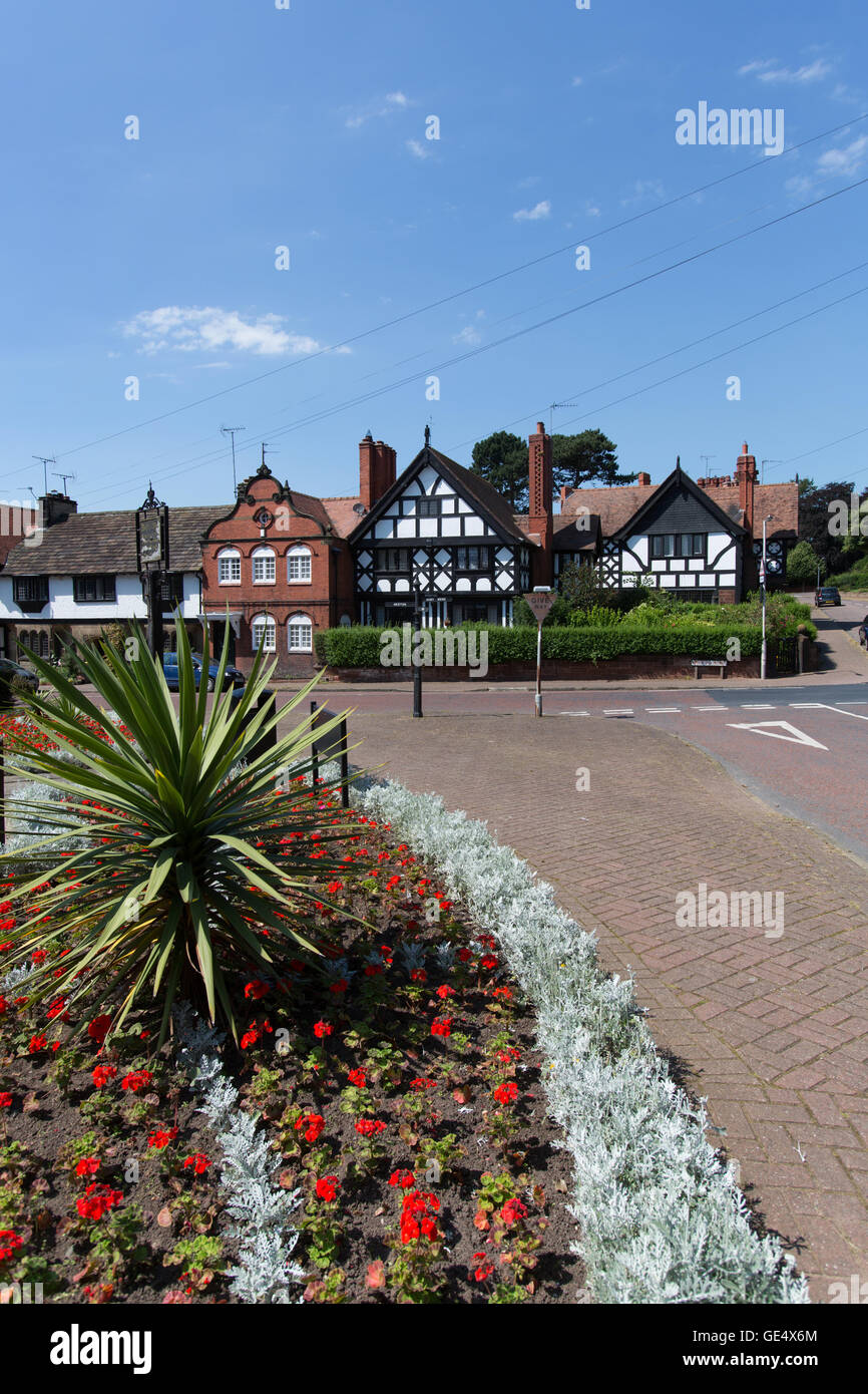 Village de Thornton Hough, Cheshire, Angleterre. Vue pittoresque des chalets et maisons sur Thornton Hough's Neston Road. Banque D'Images