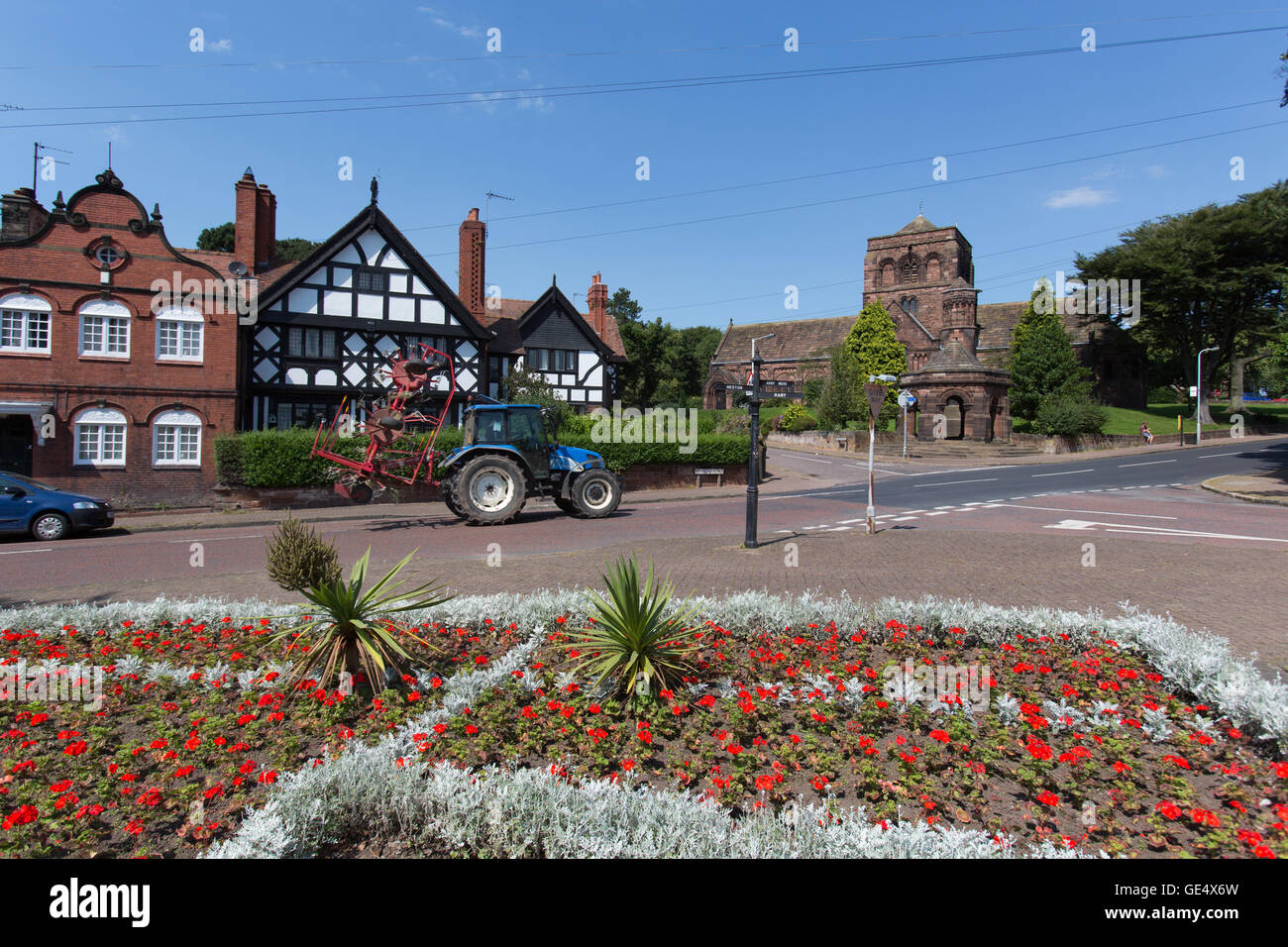 Village de Thornton Hough, Cheshire, Angleterre. Vue pittoresque de Thornton Hough avec St George's Church dans l'arrière-plan. Banque D'Images