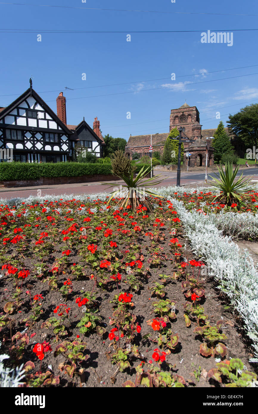 Village de Thornton Hough, Cheshire, Angleterre. Vue pittoresque de Thornton Hough avec St George's Church dans l'arrière-plan. Banque D'Images