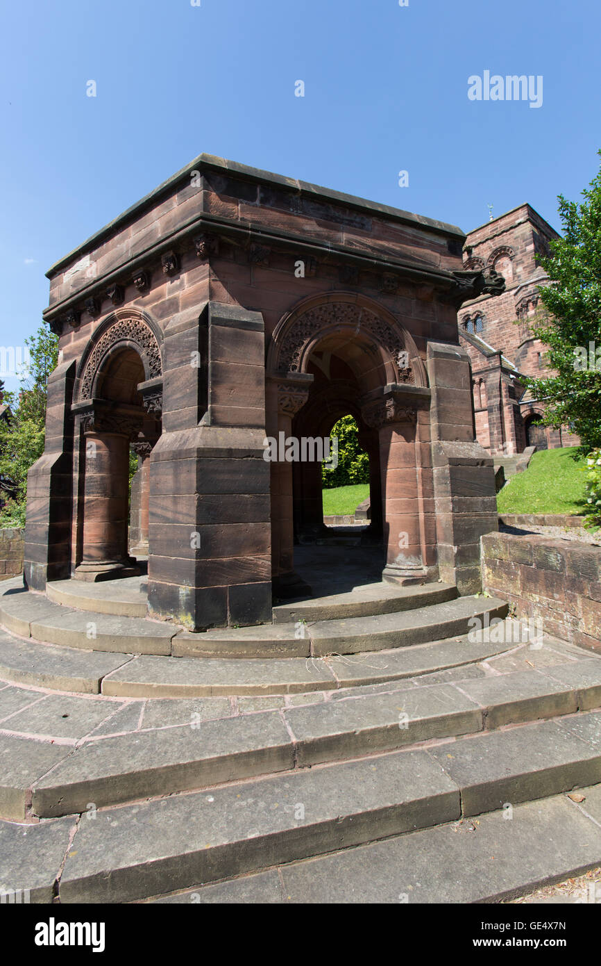 Village de Thornton Hough, Cheshire, Angleterre. Vue pittoresque sur un abri de forme hexagonale au St George's Church. Banque D'Images