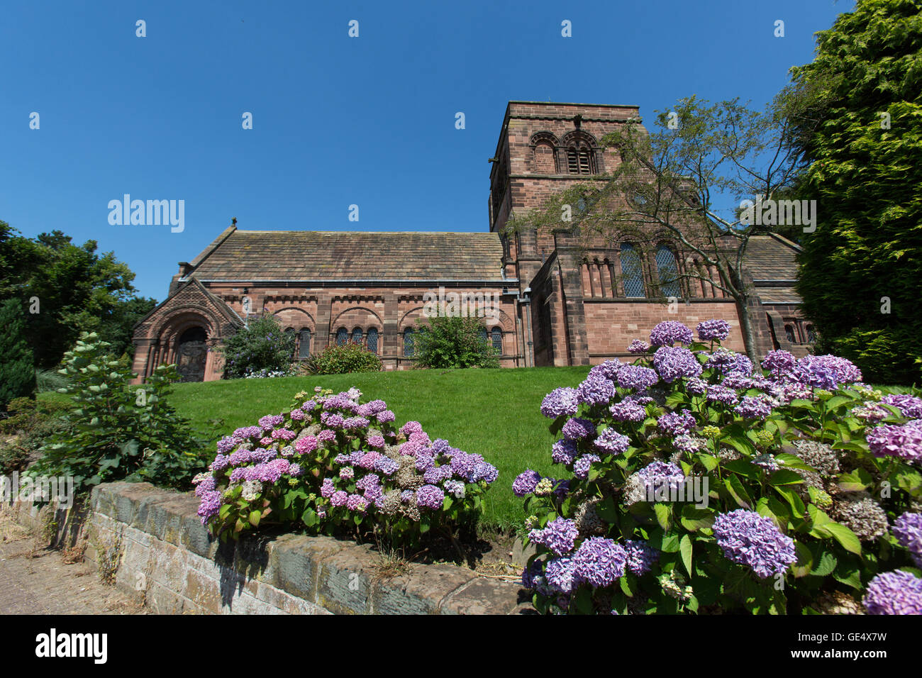 Village de Thornton Hough, Cheshire, Angleterre. Vue pittoresque du sud de l'élévation de St George's Church. Banque D'Images