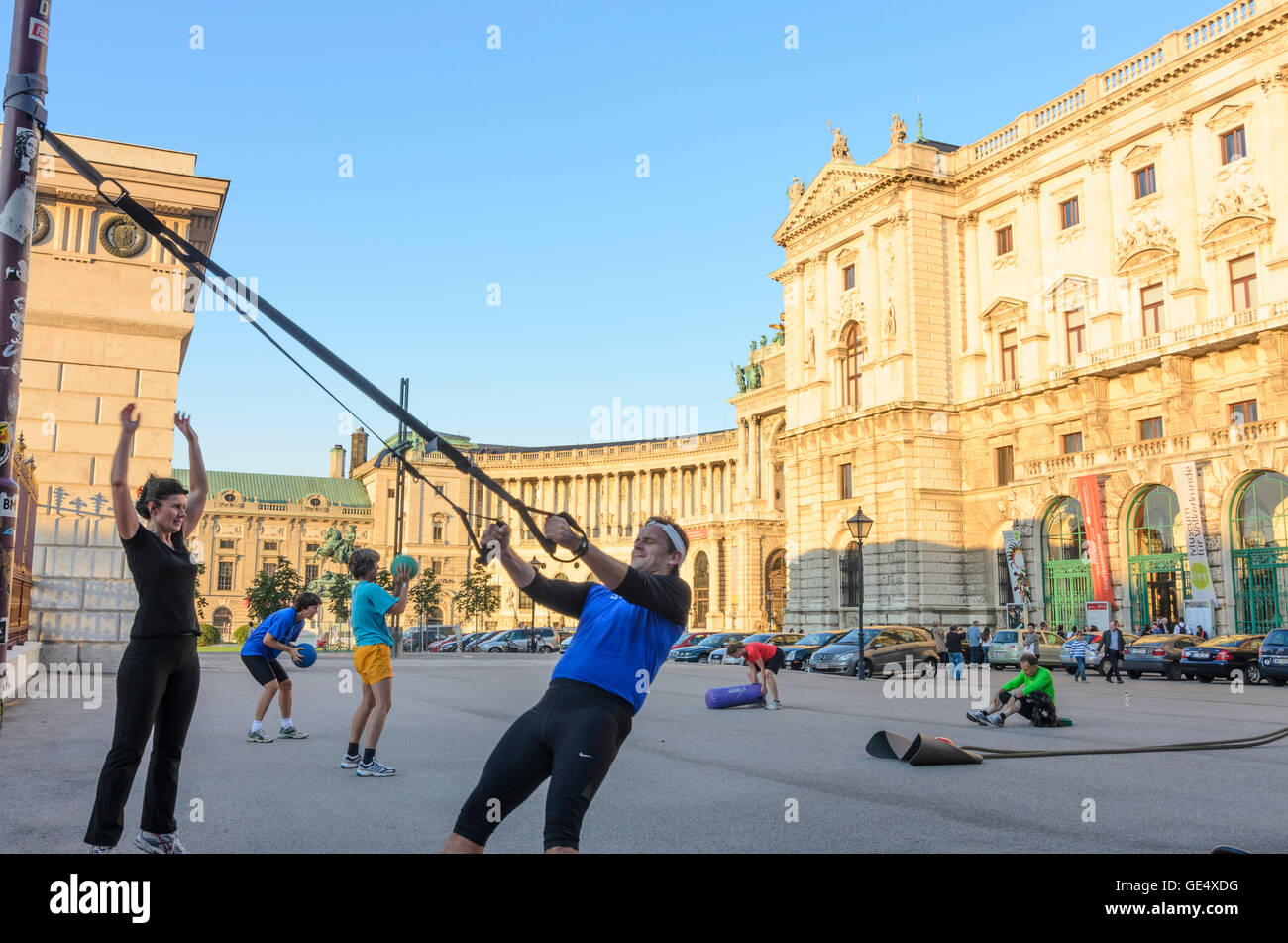 Wien, Vienne : Les athlètes un boot camp de remise en forme avant de la Hofburg, la lumière du soleil enfin l'Autriche, Wien, 01. Banque D'Images