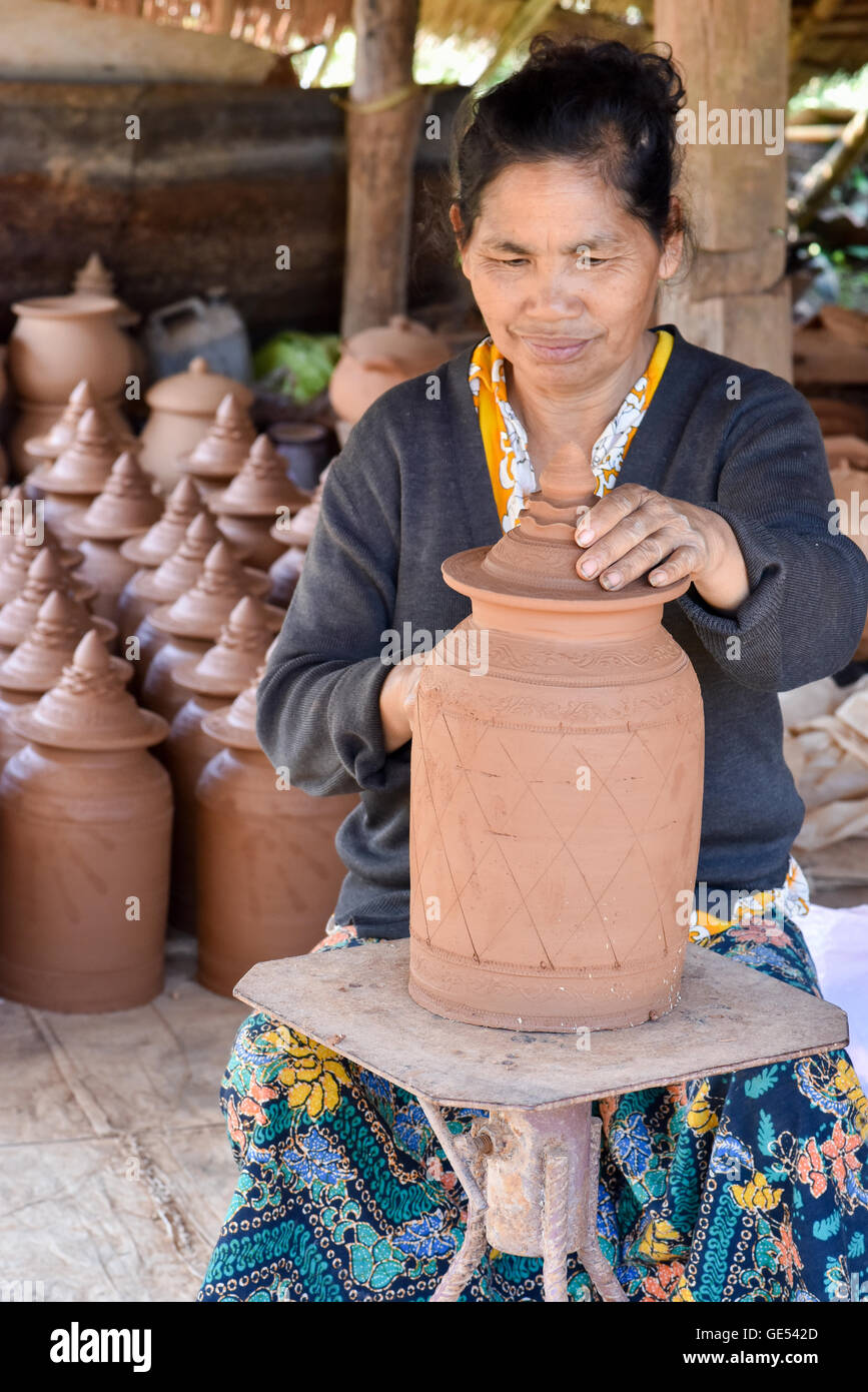 Village de potiers de Ban Tchan , à côté de Luang Prabang au Laos Banque D'Images