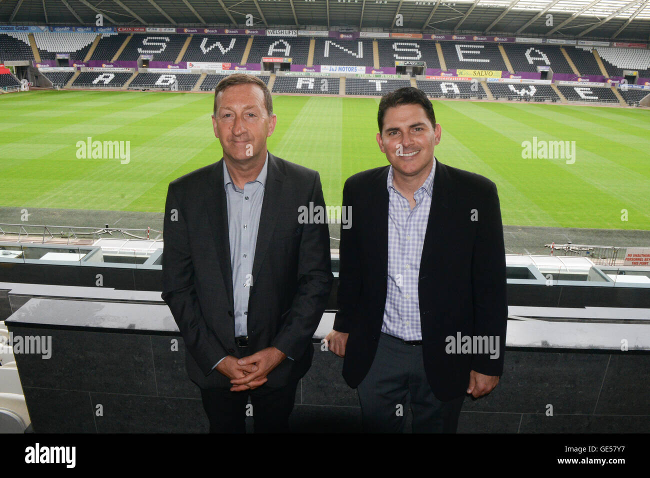 L'actionnaire majoritaire de cygnes Jason au Liberty Stadium Levien avec Huw Jenkins Banque D'Images
